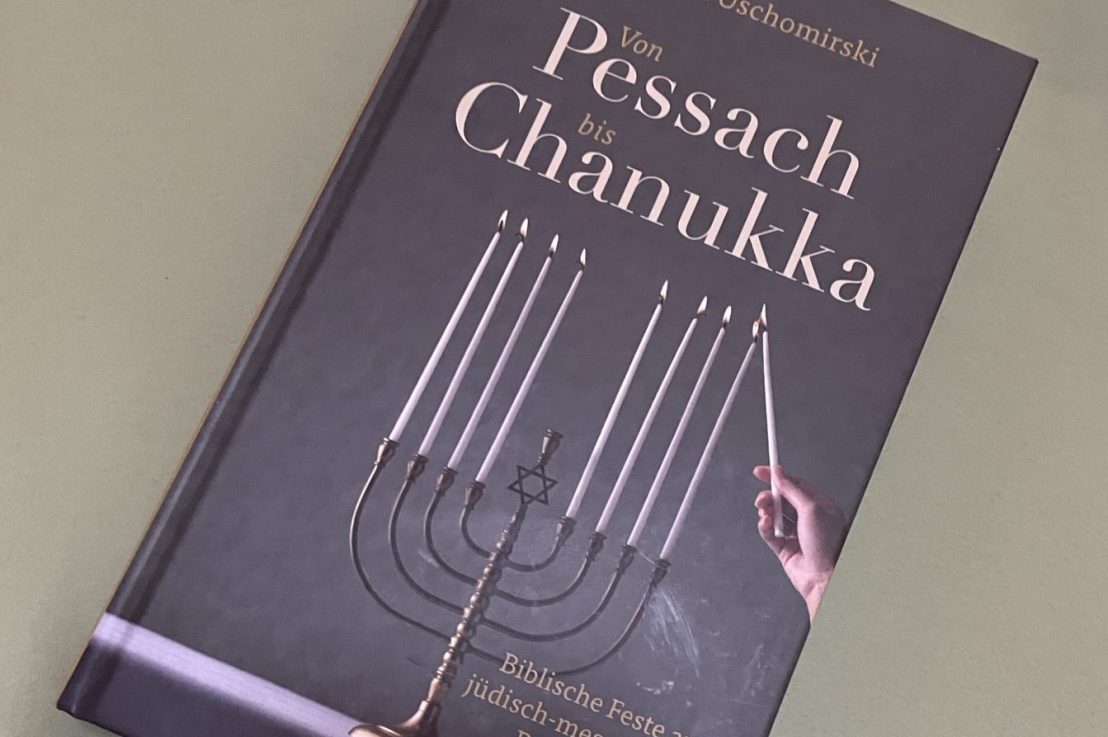 „Von Pessach bis Chanukka“ oder „Wenn dir nicht nur ein Licht – sondern ein ganzer Kronleuchter&nbsp;aufgeht!“
